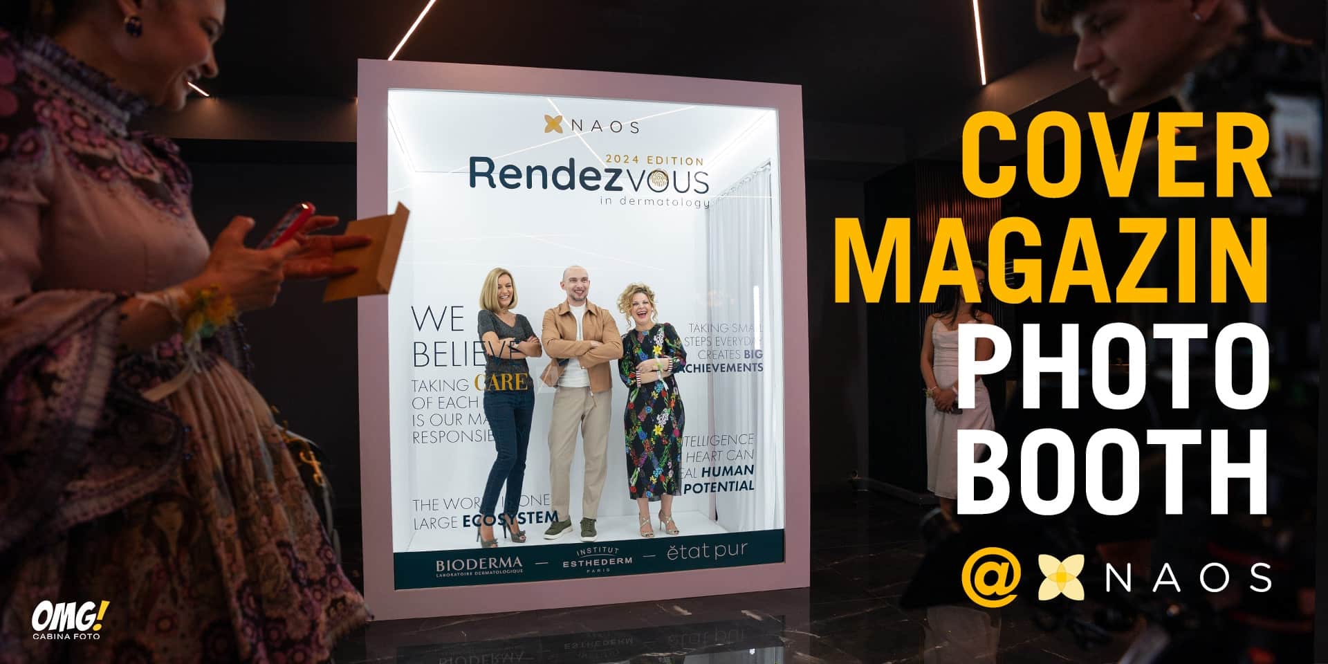Oaspeți zâmbitori pozând într-un Cover Magazin Photo Booth personalizat pentru evenimentul NAOS Rendezvous în dermatologie 2024.