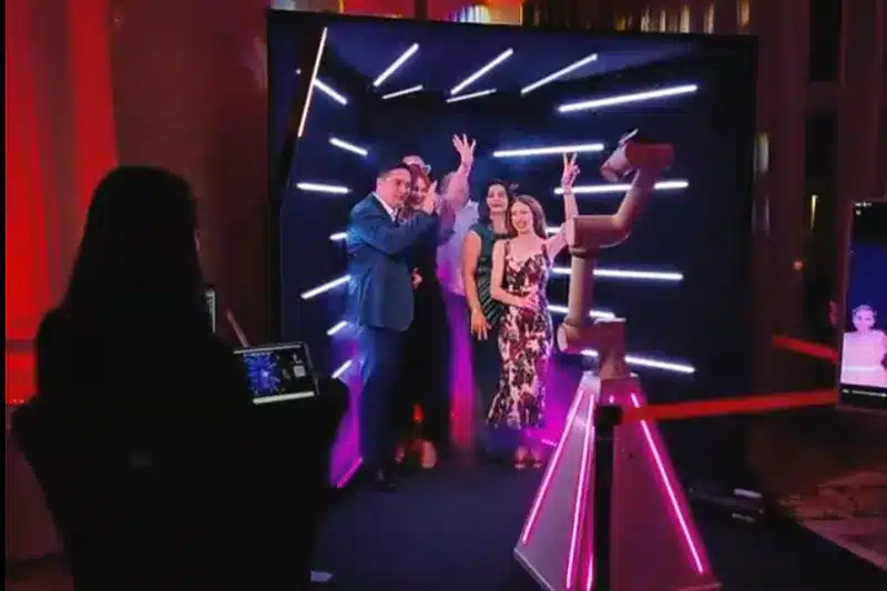 GlamBot pentru evenimente OMG Events, experienta video premium cu miscari cinematice si decor LED spectaculos, ideala pentru nunti, petreceri corporate, lansari de brand si activari interactive pentru invitati